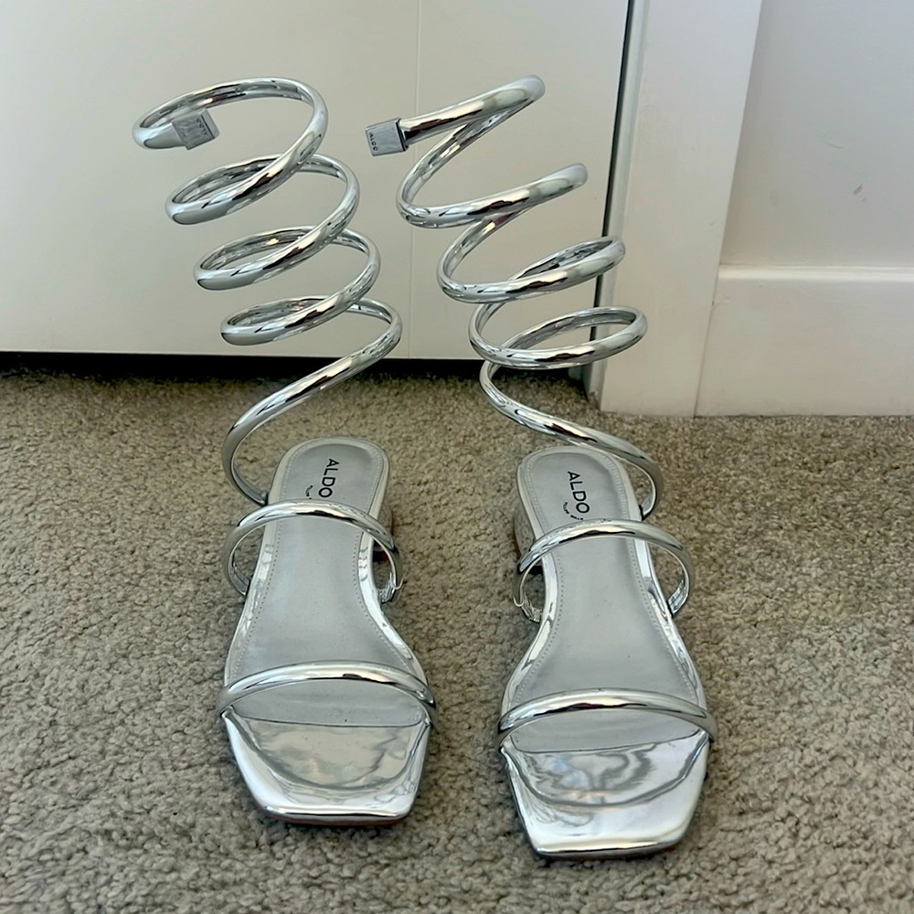 NWOT Aldo, sz 9, shiny silver low heel strappy sandal with ankle detail, chic!!